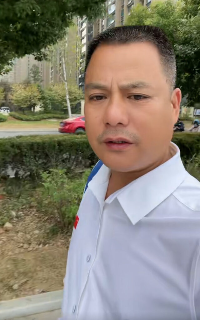 小杨哥老爸全裸露鸟